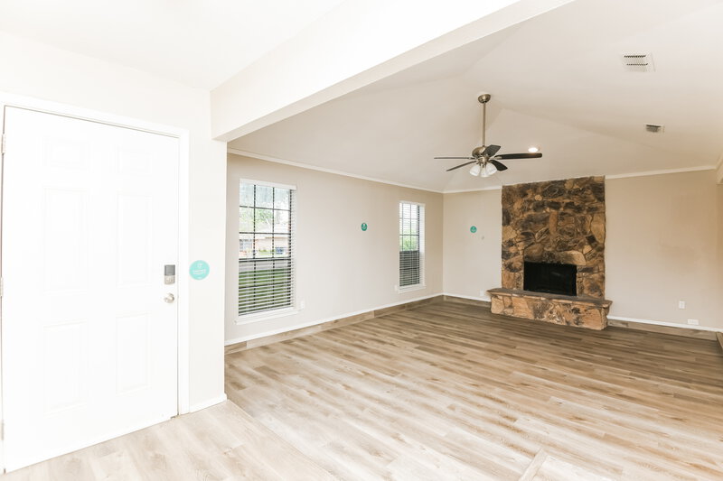 1,895/Mo, 3741 Misty Meadow Dr Fort Worth, TX 76133 Living Room View 4