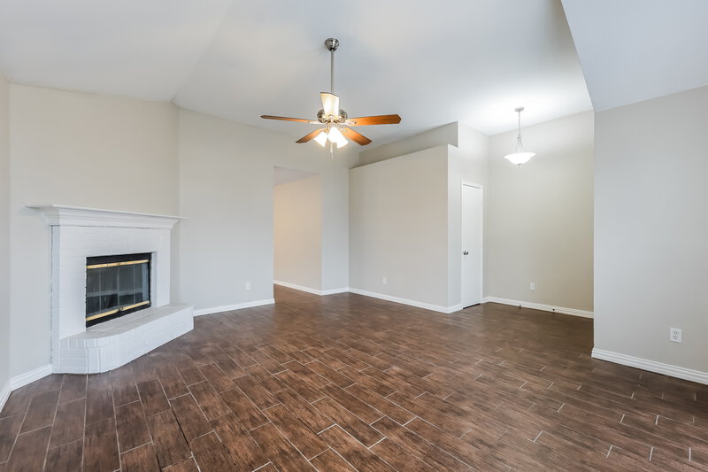 2,170/Mo, 5800 Magnum Dr Arlington, TX 76018 Living Room View 2