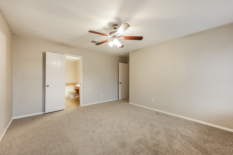 2,170/Mo, 5800 Magnum Dr Arlington, TX 76018 Main Bedroom View 2
