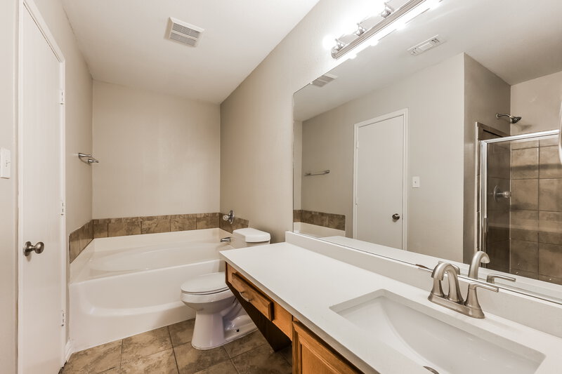 2,170/Mo, 5800 Magnum Dr Arlington, TX 76018 Main Bathroom View