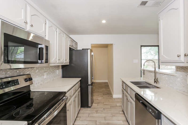 1,925/Mo, 1330 Heather Run Dr Duncanville, TX 75137 Kitchen View