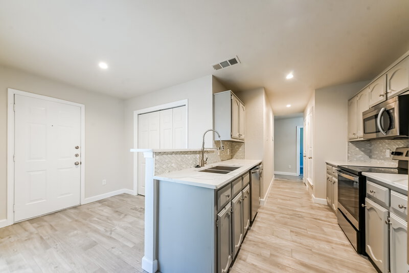2,070/Mo, 1330 Heather Run Dr Duncanville, TX 75137 Kitchen View 2