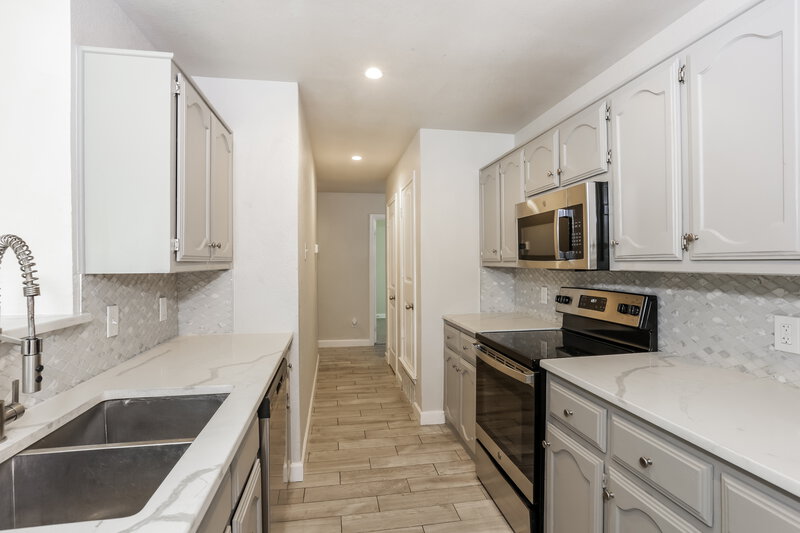 1,925/Mo, 1330 Heather Run Dr Duncanville, TX 75137 Kitchen View 2