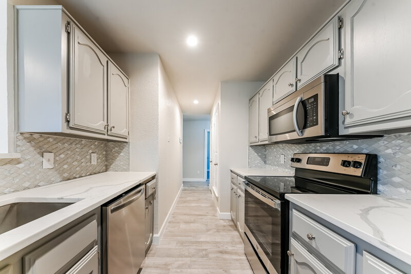 2,070/Mo, 1330 Heather Run Dr Duncanville, TX 75137 Kitchen View 3