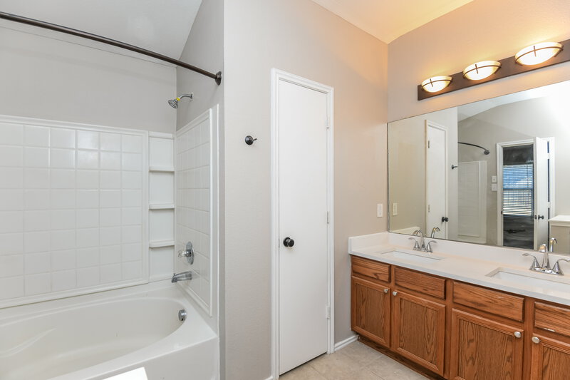 2,450/Mo, 3845 Bandera Ranch Rd Fort Worth, TX 76262 Main Bathroom View