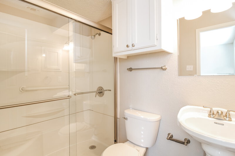 1,730/Mo, 409 Pace Dr Denton, TX 76209 Main Bathroom View