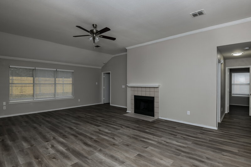2,200/Mo, 917 Hiawatha Ln Saginaw, TX 76131 Living Room View 2
