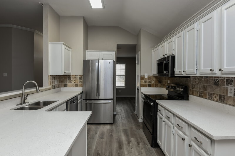 2,200/Mo, 917 Hiawatha Ln Saginaw, TX 76131 Kitchen View