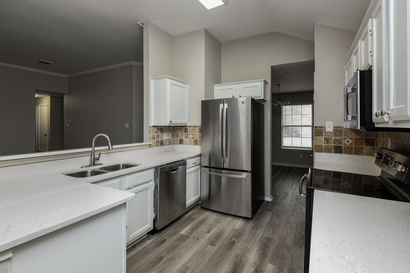 2,200/Mo, 917 Hiawatha Ln Saginaw, TX 76131 Kitchen View 2