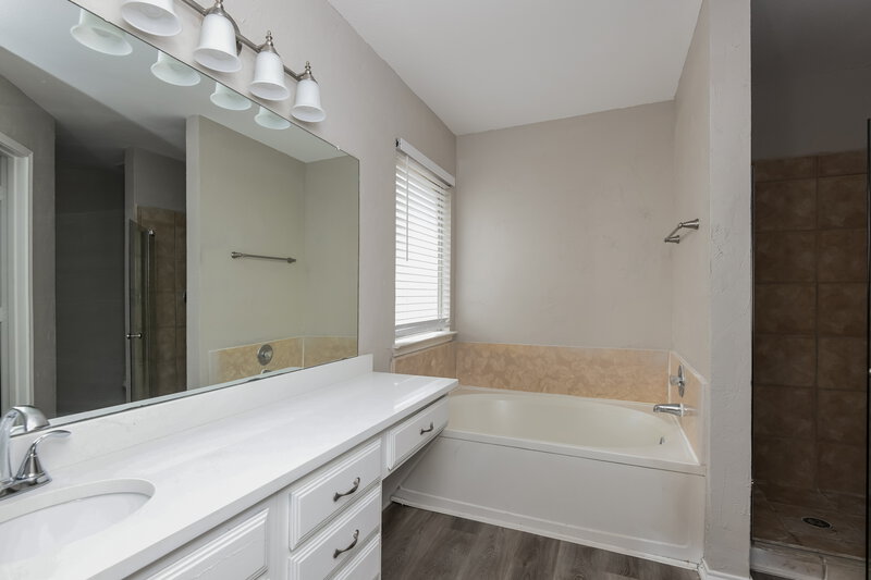 2,200/Mo, 917 Hiawatha Ln Saginaw, TX 76131 Main Bedroom View 2