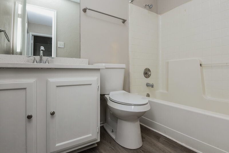 2,200/Mo, 917 Hiawatha Ln Saginaw, TX 76131 Bathroom View