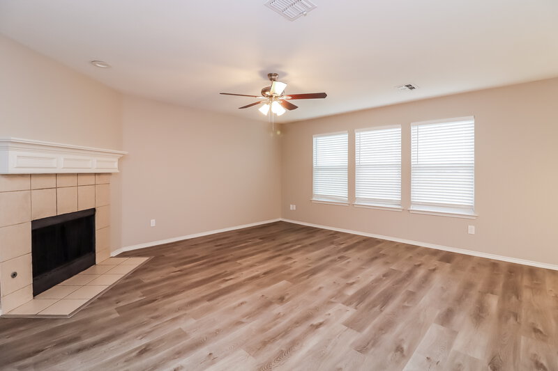 2,270/Mo, 4917 Sleepy Ridge Cir Fort Worth, TX 76133 Living Room View 2