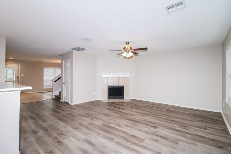 2,270/Mo, 4917 Sleepy Ridge Cir Fort Worth, TX 76133 Living Room View 3