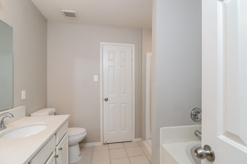 2,270/Mo, 4917 Sleepy Ridge Cir Fort Worth, TX 76133 Main Bathroom View