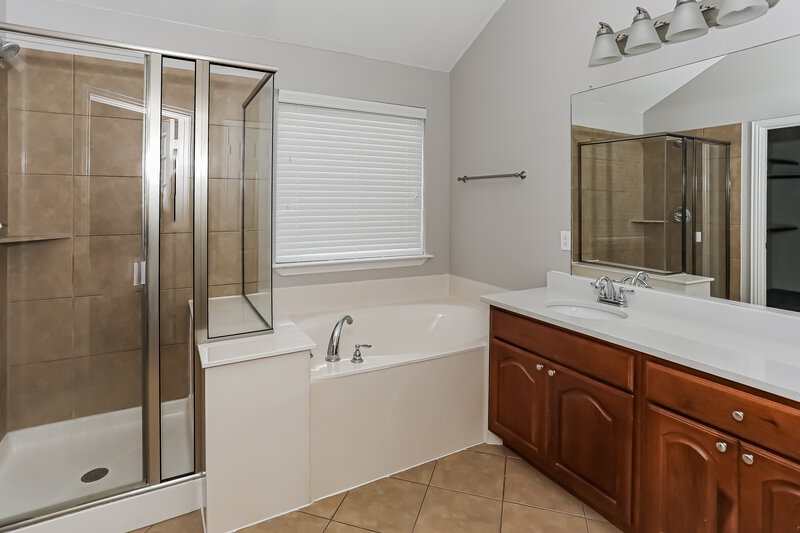 2,290/Mo, 1309 Doe Meadow Dr Burleson, TX 76028 Main Bathroom View