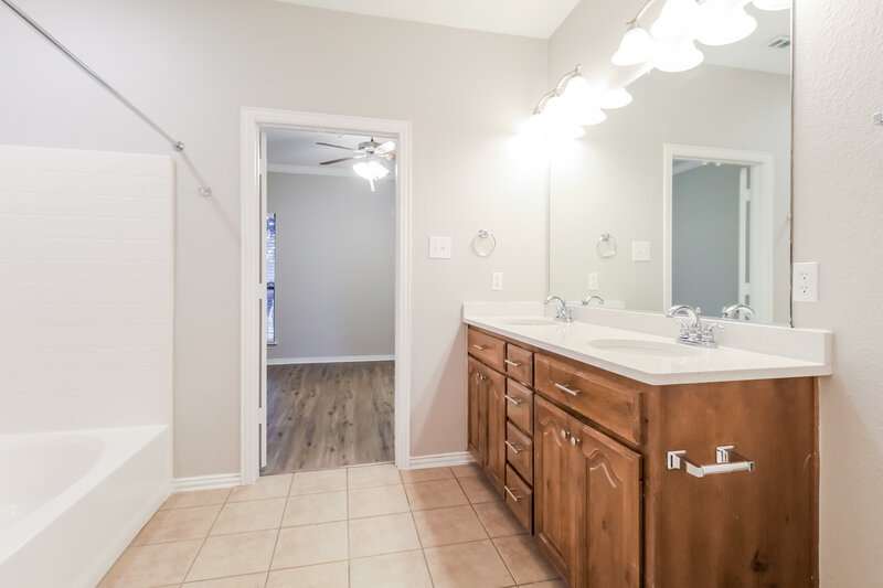 2,120/Mo, 12112 Walden Wood Dr Fort Worth, TX 76244 Main Bathroom View