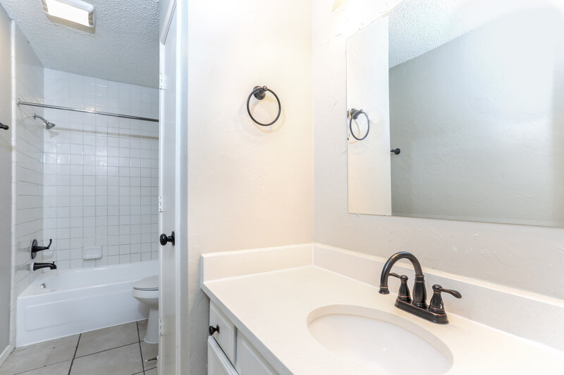 2,620/Mo, 2405 McKensie Ln Grand Prairie, TX 75052 Bathroom View