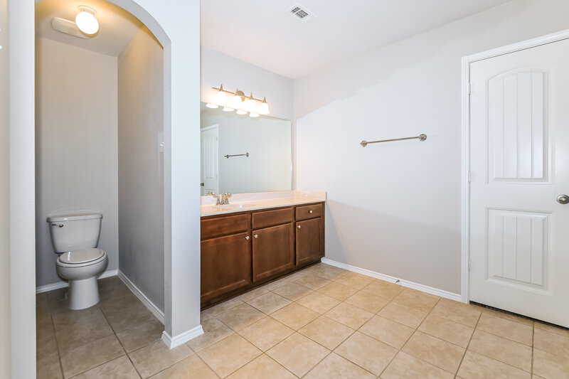 2,540/Mo, 2917 Balleywood Dr Seagoville, TX 75159 Main Bathroom View
