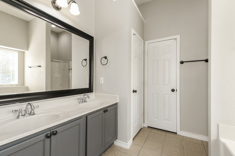 2,345/Mo, 3969 Vista Greens Dr Fort Worth, TX 76244 Main Bathroom View