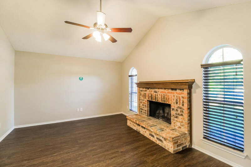 3,160/Mo, 4217 Glen Hollow Cir Arlington, TX 76016 Living Room View 2