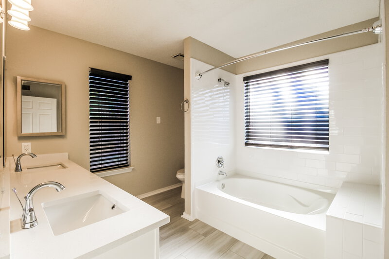 3,160/Mo, 4217 Glen Hollow Cir Arlington, TX 76016 Main Bathroom View