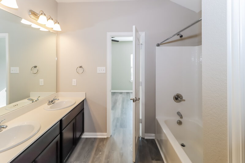 2,285/Mo, 9105 Saint Barts Rd Fort Worth, TX 76123 Main Bathroom View