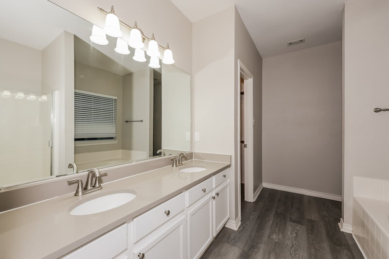 2,145/Mo, 1106 Longhorn Ln Forney, TX 75126 Main Bathroom View