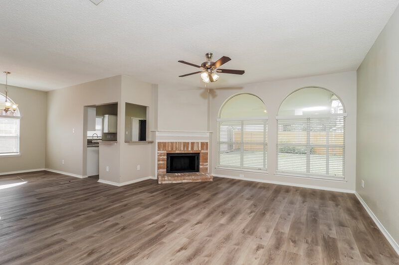 2,360/Mo, 6714 Smallwood Dr Arlington, TX 76001 Living Room View 2