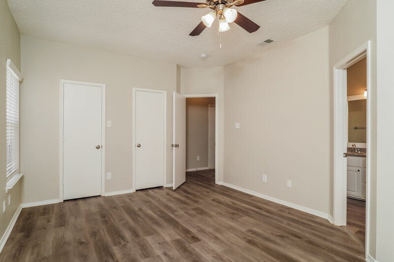 2,360/Mo, 6714 Smallwood Dr Arlington, TX 76001 Main Bedroom View 2