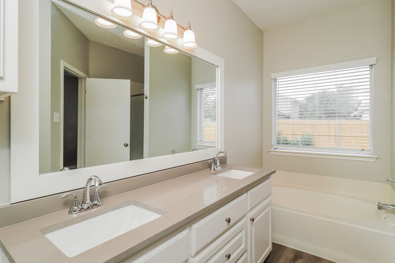 2,360/Mo, 6714 Smallwood Dr Arlington, TX 76001 Main Bathroom View