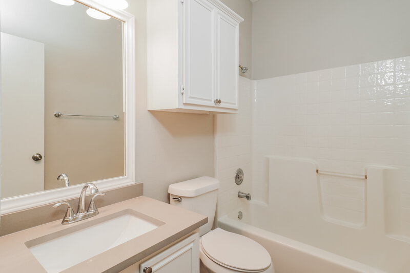 2,360/Mo, 6714 Smallwood Dr Arlington, TX 76001 Bathroom View