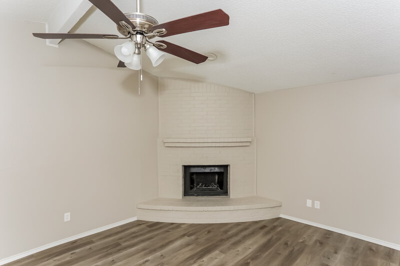 2,155/Mo, 6004 Cool Springs Dr Arlington, TX 76001 Living Room View