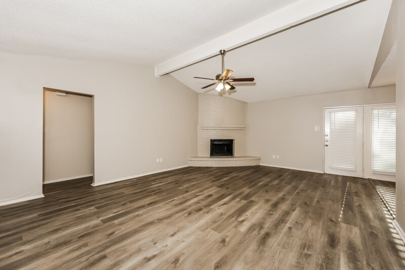 2,045/Mo, 6004 Cool Springs Dr Arlington, TX 76001 Living Room View 2