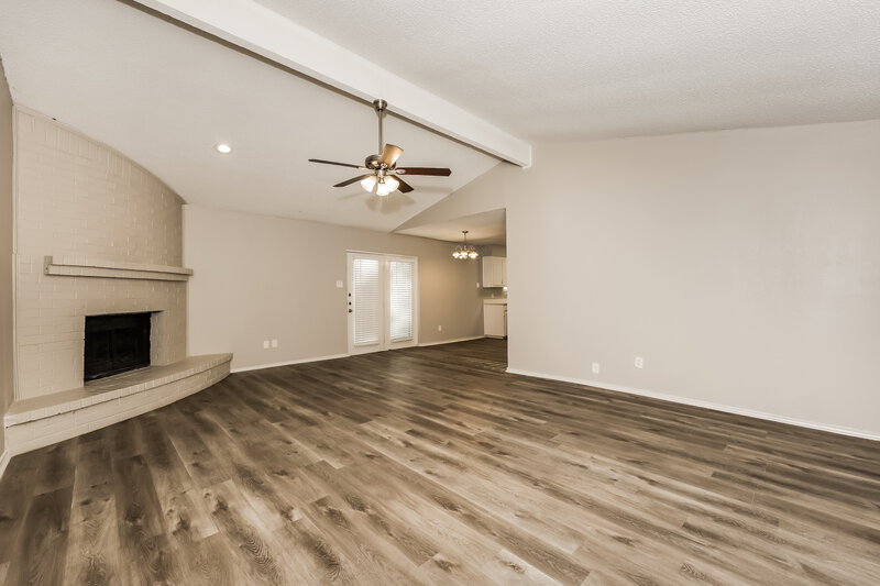2,045/Mo, 6004 Cool Springs Dr Arlington, TX 76001 Living Room View 3