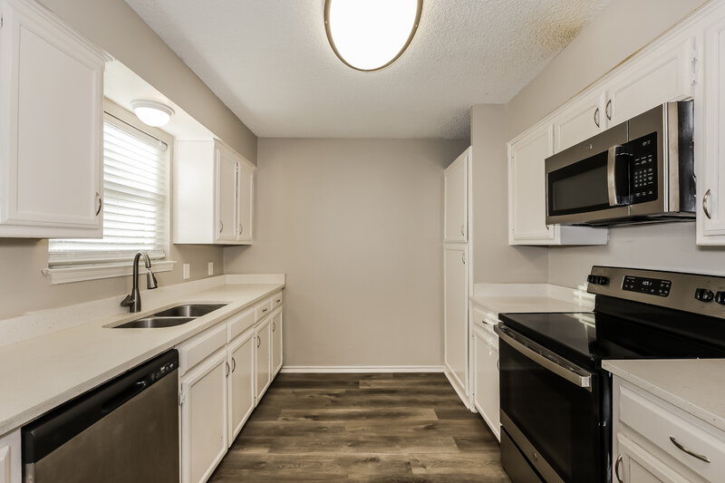 2,045/Mo, 6004 Cool Springs Dr Arlington, TX 76001 Kitchen View