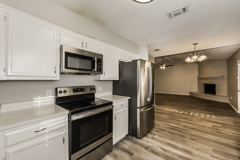 2,045/Mo, 6004 Cool Springs Dr Arlington, TX 76001 Kitchen View 2