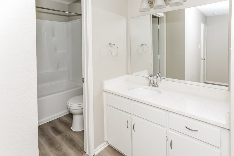 2,155/Mo, 6004 Cool Springs Dr Arlington, TX 76001 Main Bathroom View