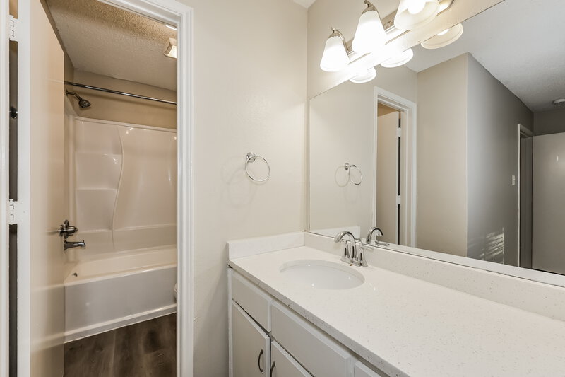 2,045/Mo, 6004 Cool Springs Dr Arlington, TX 76001 Main Bathroom View