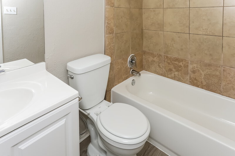 2,155/Mo, 6004 Cool Springs Dr Arlington, TX 76001 Bathroom View