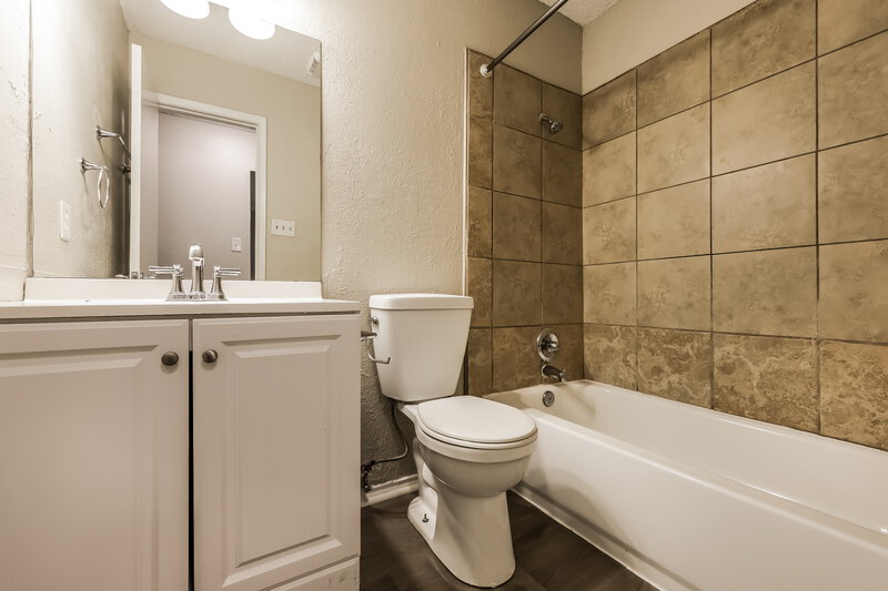 2,045/Mo, 6004 Cool Springs Dr Arlington, TX 76001 Bathroom View