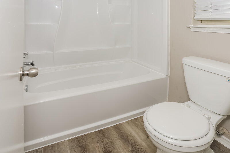 2,155/Mo, 6004 Cool Springs Dr Arlington, TX 76001 Bathroom View 2