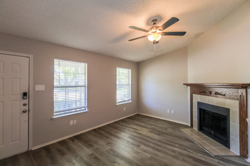 2,580/Mo, 5315 Rowcrop Dr Arlington, TX 76017 Living Room View