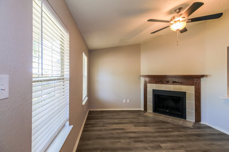 2,580/Mo, 5315 Rowcrop Dr Arlington, TX 76017 Living Room View 2