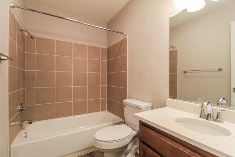 2,580/Mo, 5315 Rowcrop Dr Arlington, TX 76017 Bathroom View