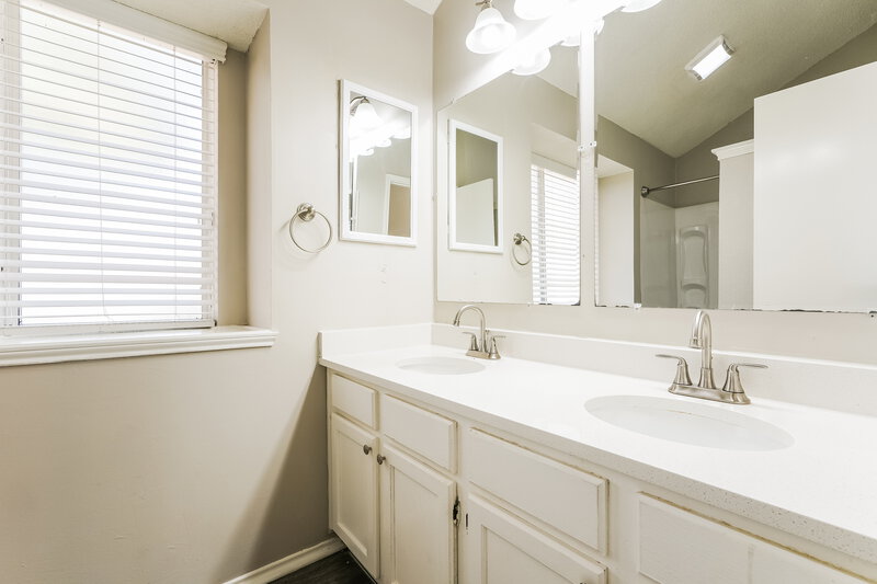 2,075/Mo, 8221 Cloverglen Ln Fort Worth, TX 76123 Main Bathroom View