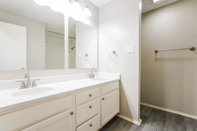 2,075/Mo, 8221 Cloverglen Ln Fort Worth, TX 76123 Main Bathroom View 2