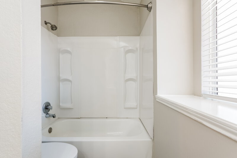 2,075/Mo, 8221 Cloverglen Ln Fort Worth, TX 76123 Bathroom View