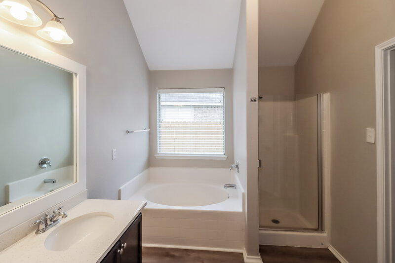2,310/Mo, 1620 Wickham Dr Burleson, TX 76028 Main Bathroom View