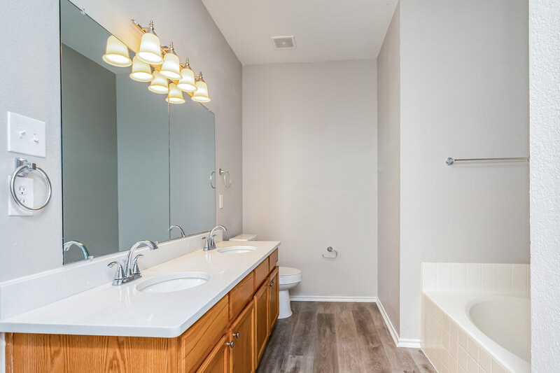 1,755/Mo, 1707 White Mountain Way Princeton, TX 75407 Main Bathroom View