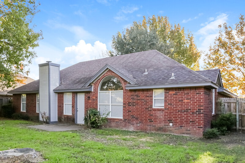 1,825/Mo, 804 Irene St Burleson, TX 76028 Rear View 2